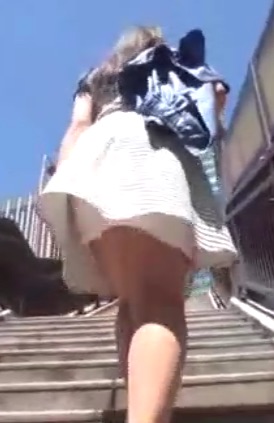 歩道橋の階段を上がる美女のスカート