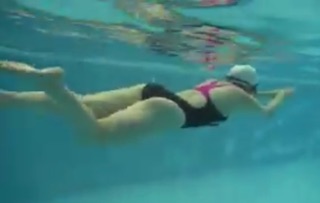 美女がプールで泳ぐ水中映像
